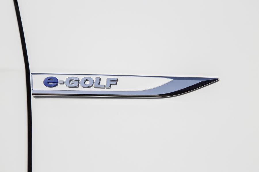 Логотип Volkswagen e-Golf 2017 года  (WW) (фото 37 из 49)